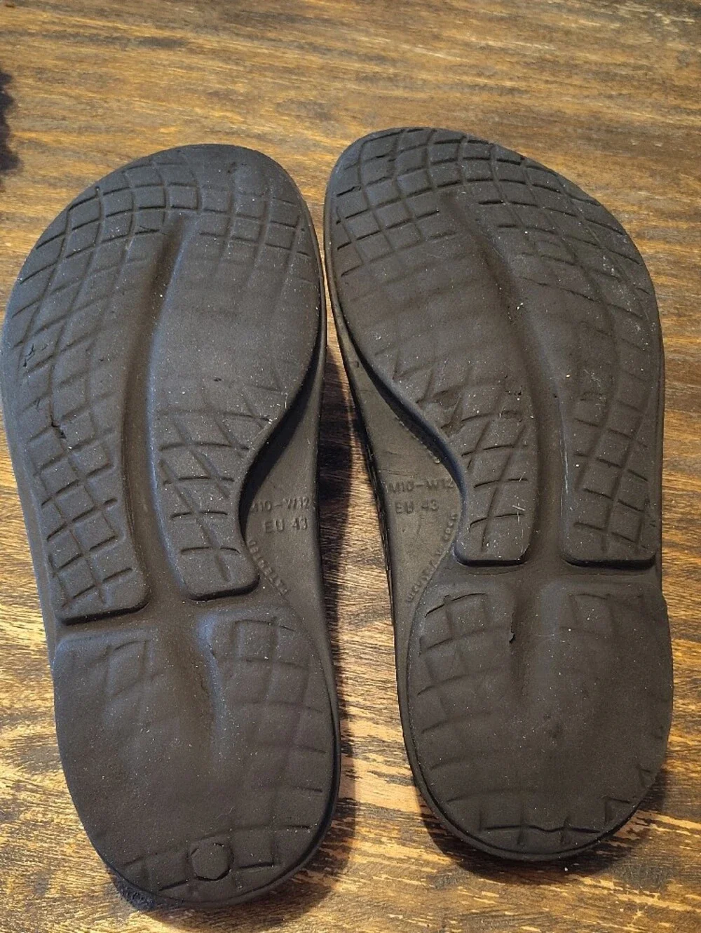 OOFOS Men’s Black and Blue Oofoam Recovery Flipflops Sandals